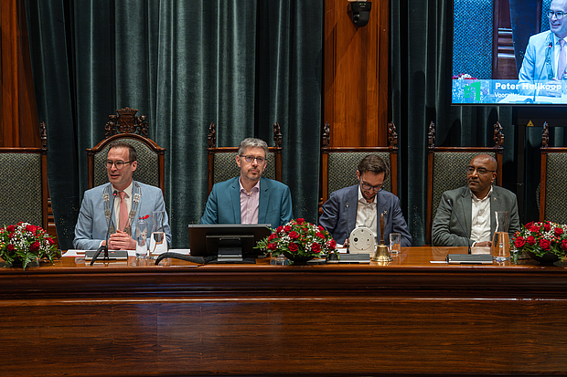 Aan de voorzitterstafel