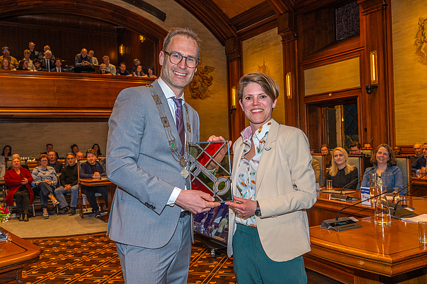 Laura Delver ontvangt het afscheidscadeau