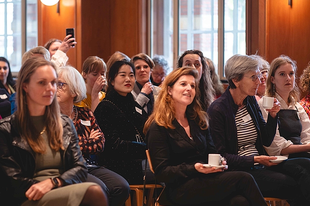 Publiek bij het Politiek Vrouwencafé