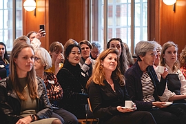 Publiek bij het Politiek Vrouwencafé