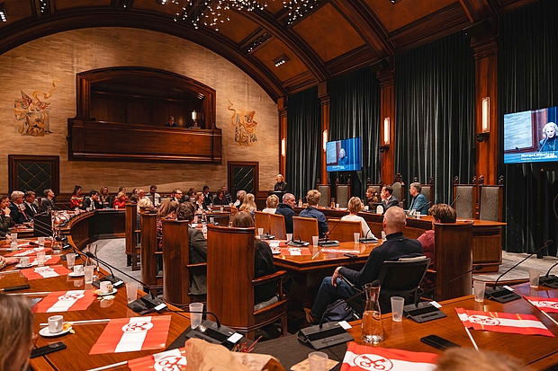Margot Nicolaes spreekt. Overzicht raadzaal