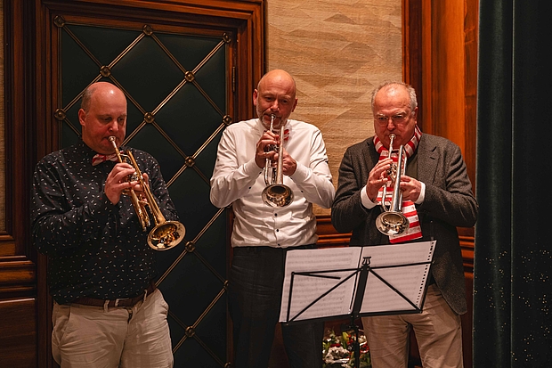 Peter van der Velden speelt samen met 2 anderen trompet