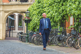 Burgemeester Lenferink loopt in de stad