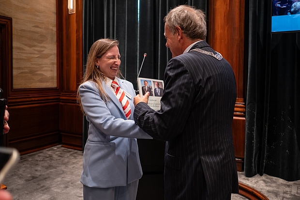 Marleen Schreuders overhandigt boek van de raad