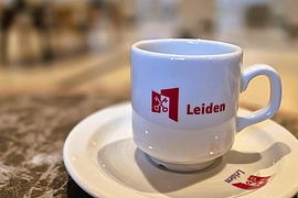 Een kopje koffie met het logo van Leiden
