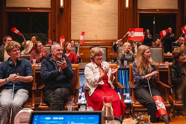 Iedereen in de Raadzaal zwaait met de Leidse vlag