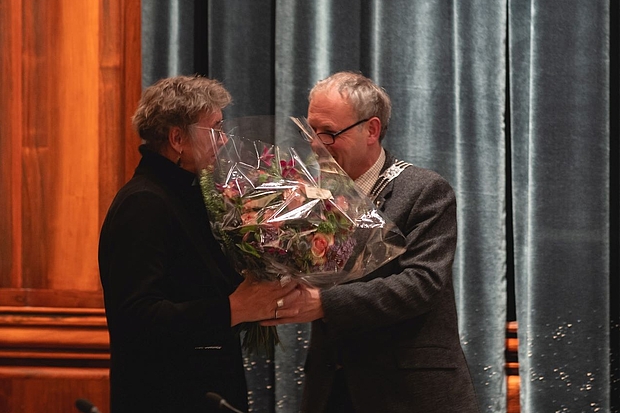 Francien Zeggelt D66 krijgt bloemen van de burgemeester