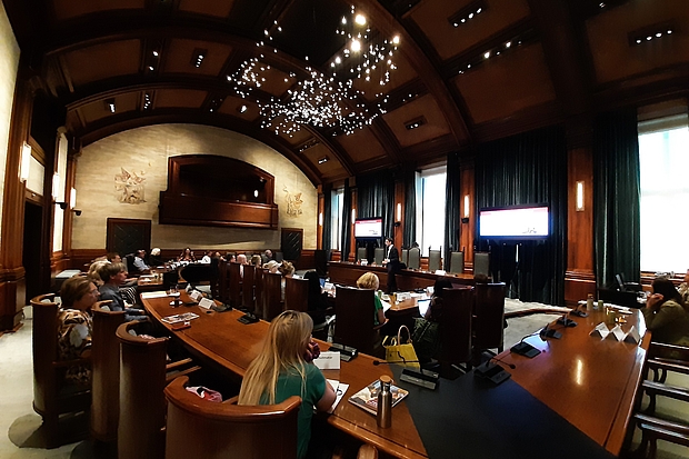 Wethouder Ashley North legt de financiën van de gemeente uit