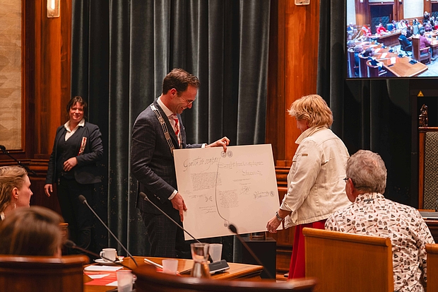 Peter Heijkoop overhandigt zeefdrukken van Nick Oudshoorn