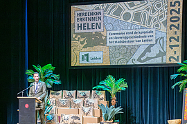 Burgemeester Heijkoop biedt excuses aan voor het koloniale en slavernijverleden in de Stadsgehoorzaal