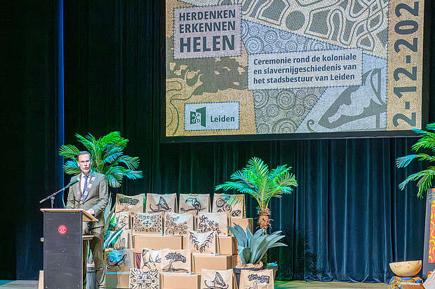 Burgemeester Heijkoop biedt excuses aan voor het koloniale en slavernijverleden in de Stadsgehoorzaal