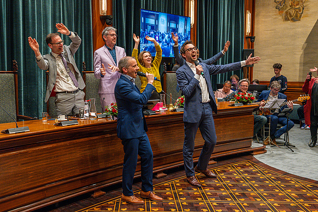 Tom Leest en Ashley North zingen een medley