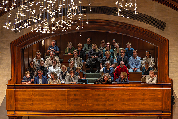 Publiek bij de installatie duo-leden